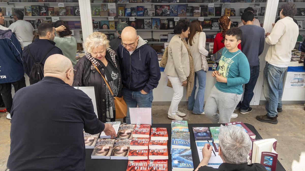 Autores hablan con lectores en la Ferial del Libro de Alicante.