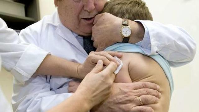 Vacunación de un pequeño.
