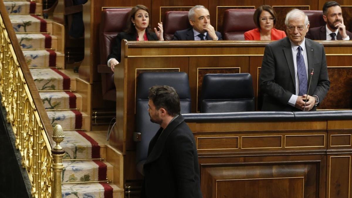 Gabriel Rufián pasa por delante de Josep Borrell tras ser expulsado del hemiciclo del Congreso.