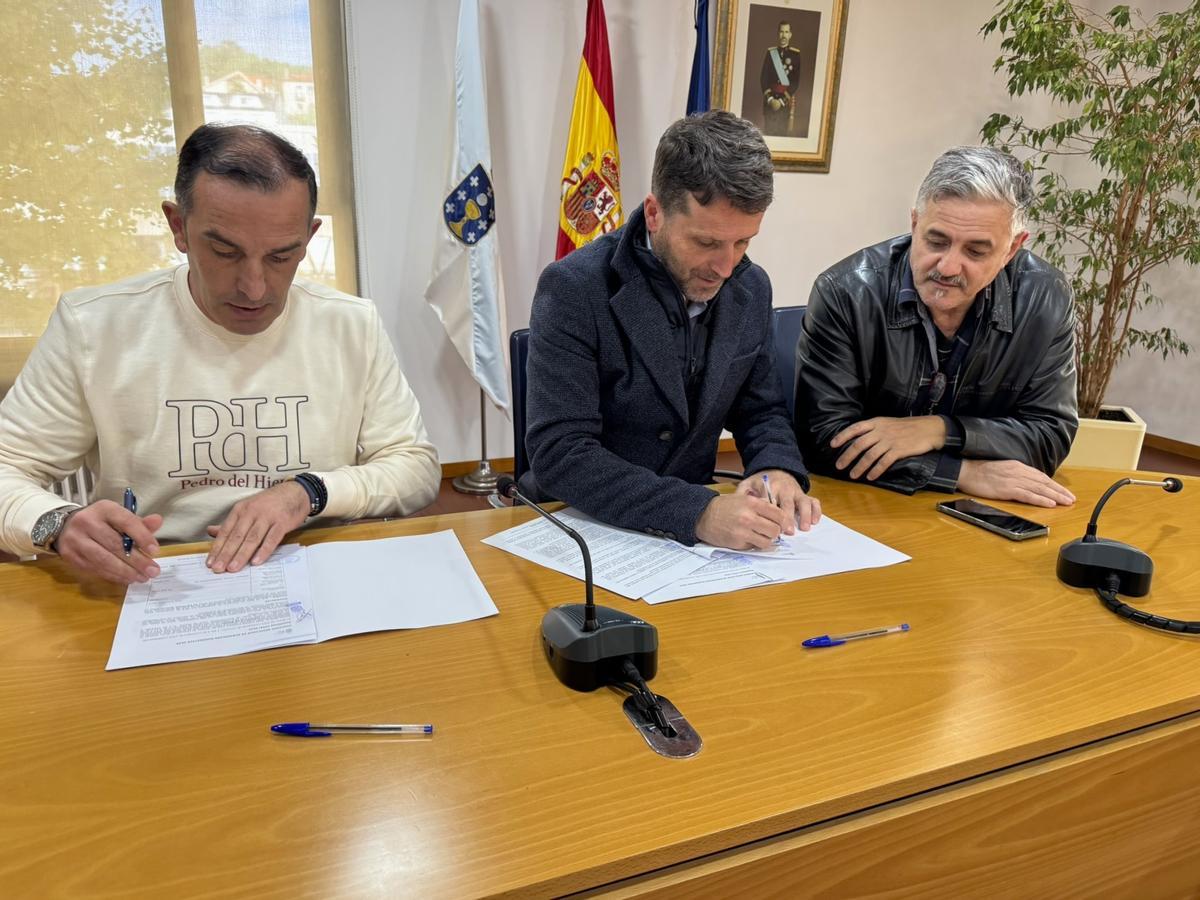 O directivo do CD Boiro asinando o convenio, xunto co alcalde e o concelleiro de Deportes.