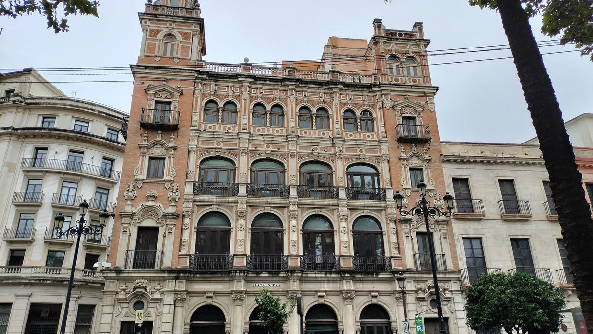 Fachada de la antigua sede de Telefónica en la Plaza Nueva, que será un hotel de cuatro estrellas