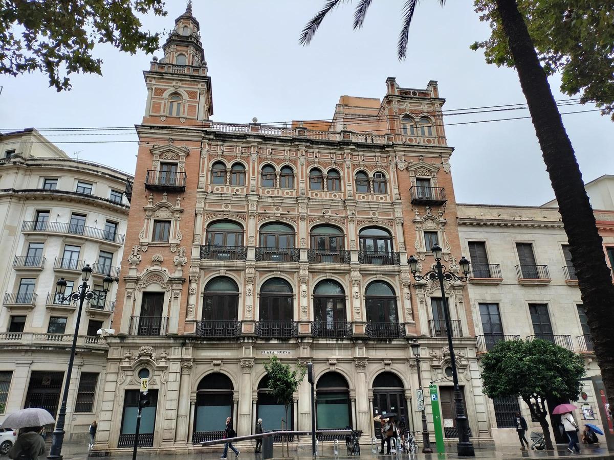 Fachada de la antigua sede de Telefónica en la Plaza Nueva, que será un hotel de cuatro estrellas