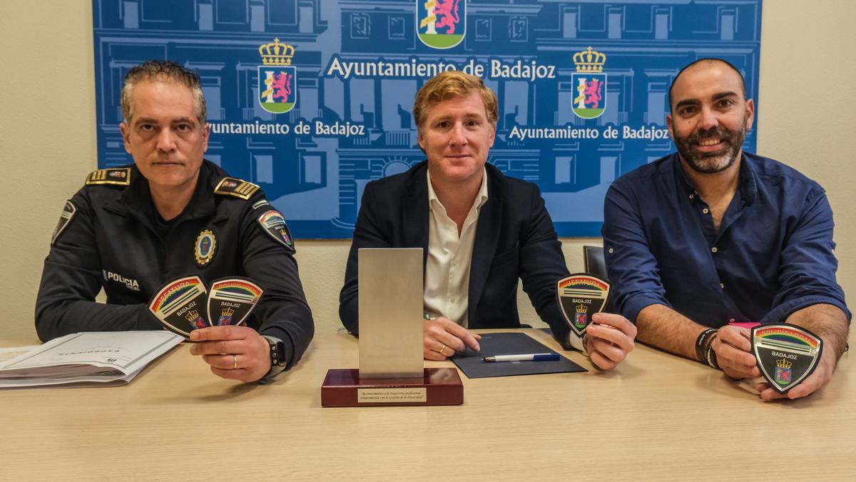 El alcalde, Alonso y Muñoz durante la presentación de los parches con los colores de la bandera LGTBI.