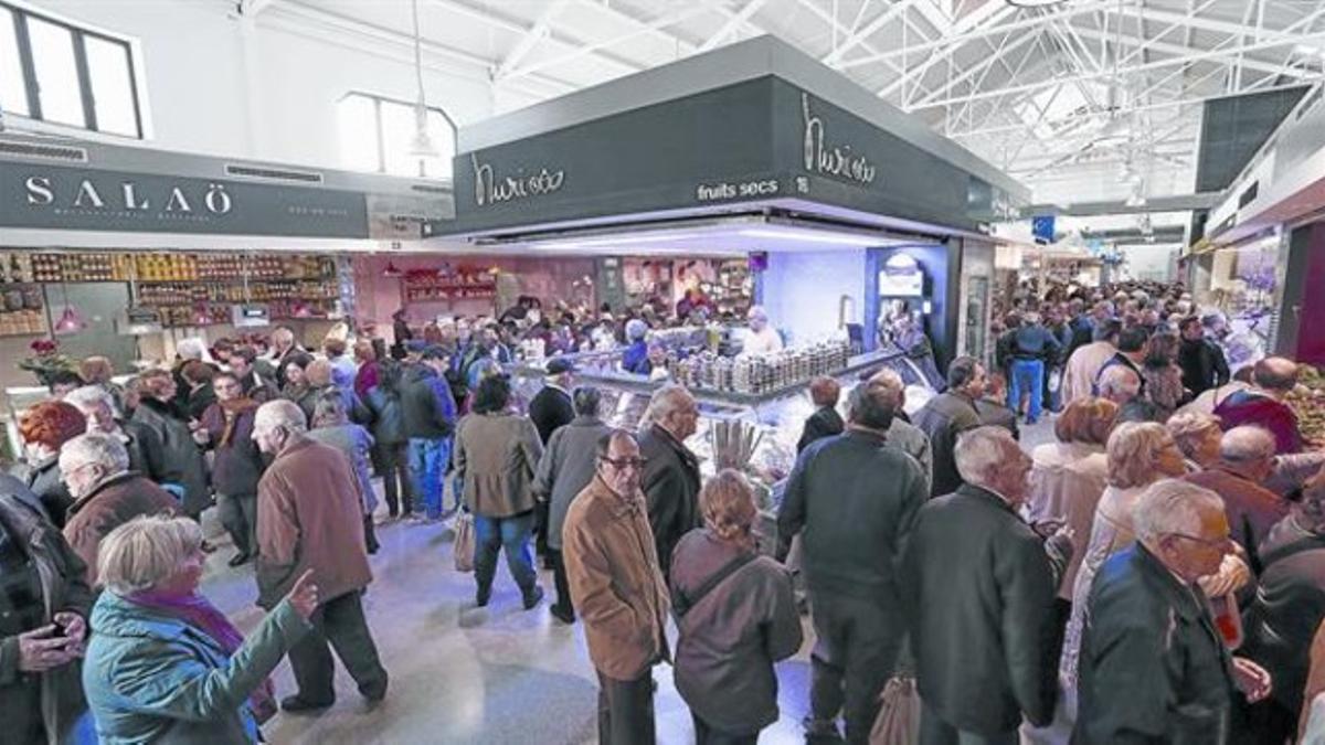 Inauguración.  Comerciantes y clientes habituales aplauden la nueva cubierta