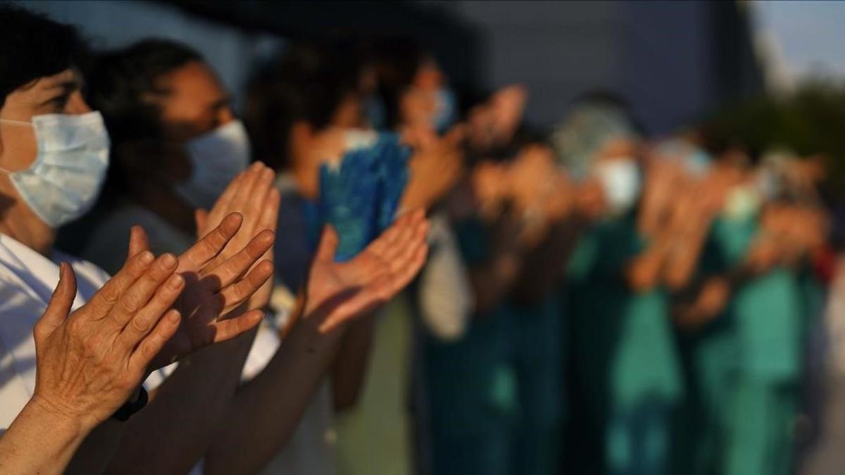 Los sanitarios del hospital Puerta de Hierro, en Madrid, aplauden el pasado miércoles