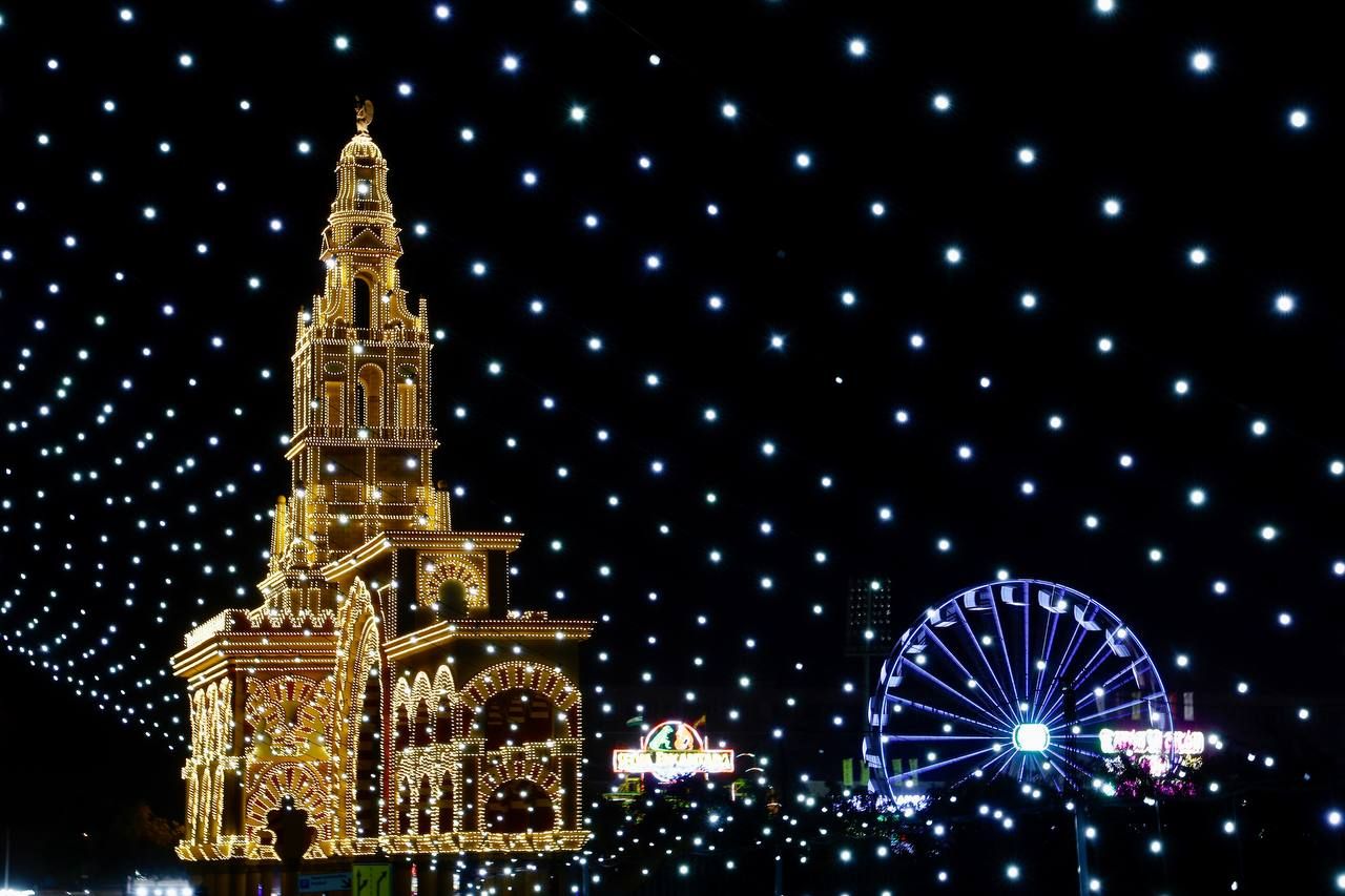 El encendido de la portada de la Feria, el alumbrado especial y los fuegos artificiales, en imágenes