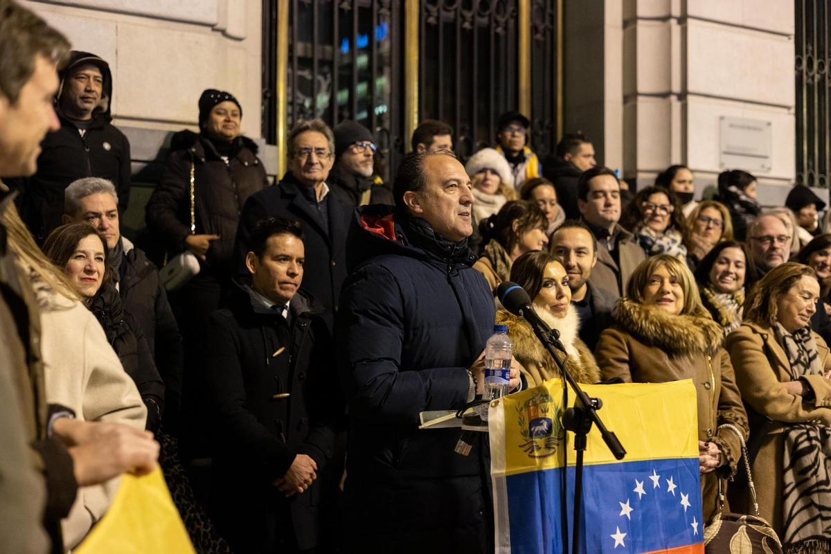Concentración de la comunidad venezolana en defensa de la "libertad" de Venezuela en la plaza España de Zaragoza