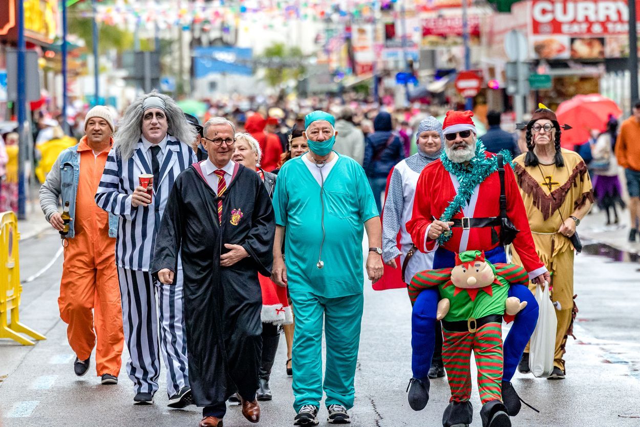 Los británicos desafían a la lluvia y celebran su "Fancy Dress Party" en Benidorm