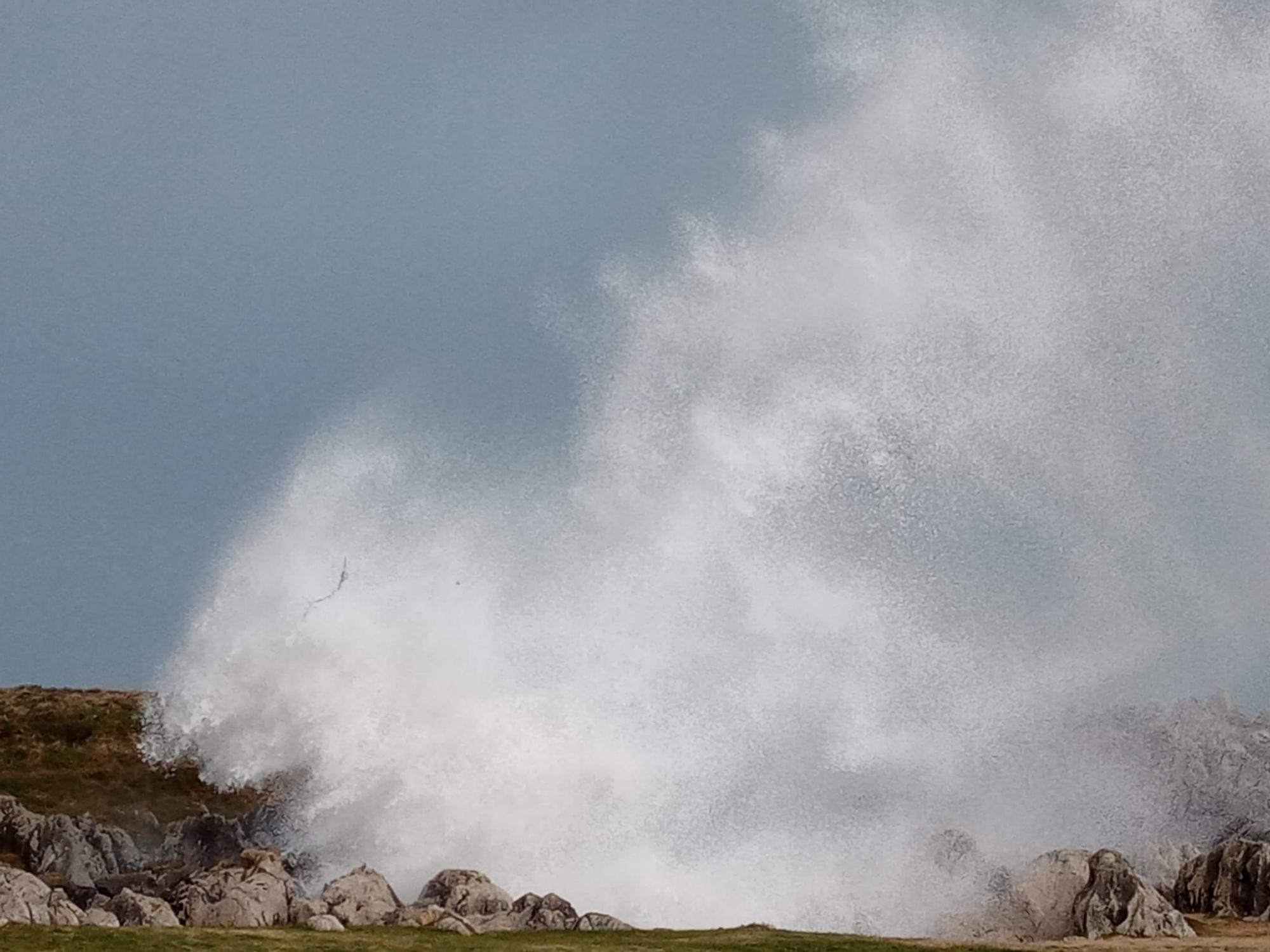 Las impresionantes imágenes de los bufones de Pría tras el paso de "Bella"