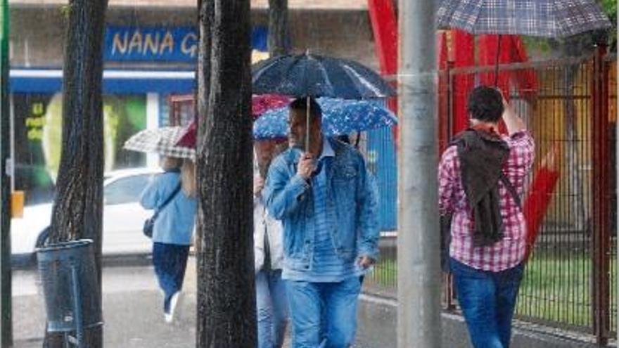 La imatge de gironins refugiant-se sota els seus paraigües, poc habitual durant el 2012.