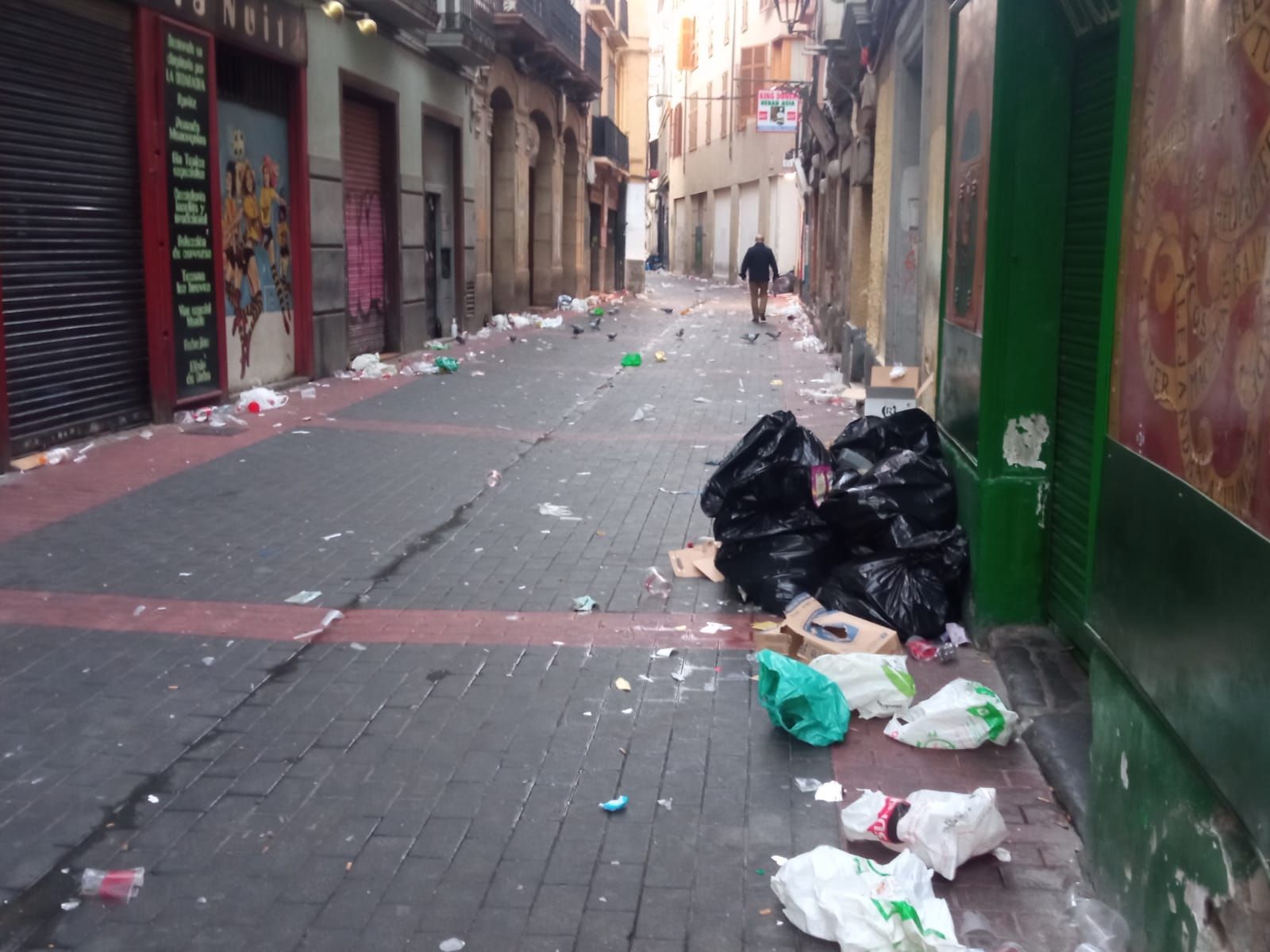 Los botellones del domingo de las fiestas del Pilar dejan restos en la plaza de la Justicia y la calle El Temple