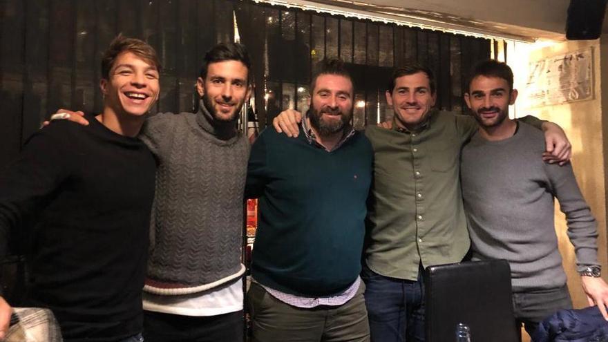 Iker Casillas con otros jugadores del Oporto y el propietario del restaurante Valdevez. // FdV