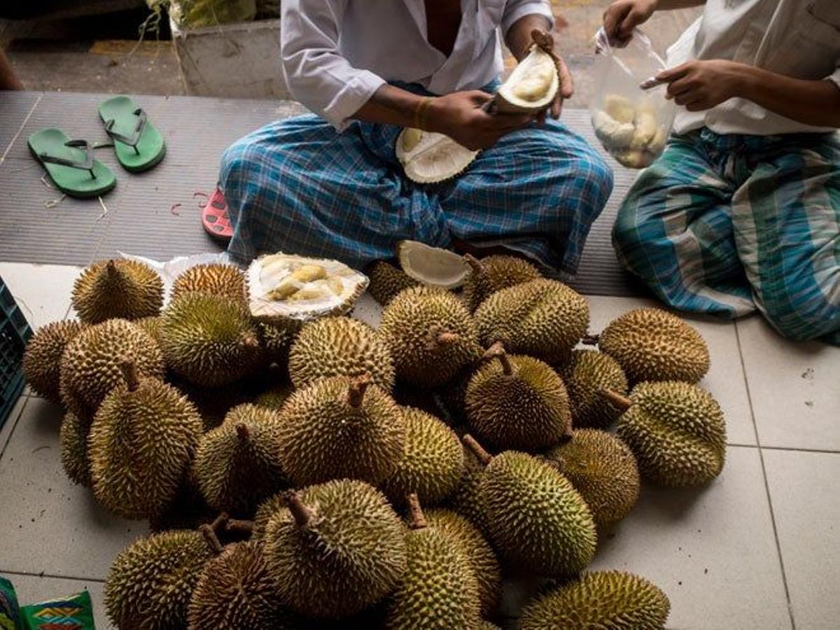Puesto callejero de durián