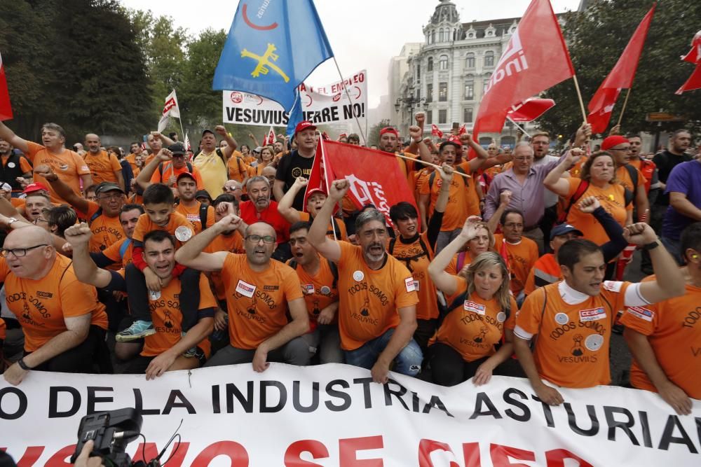 Los trabajadores de Vesuvius marchan a pie desde la fábrica de Riaño hasta la Junta