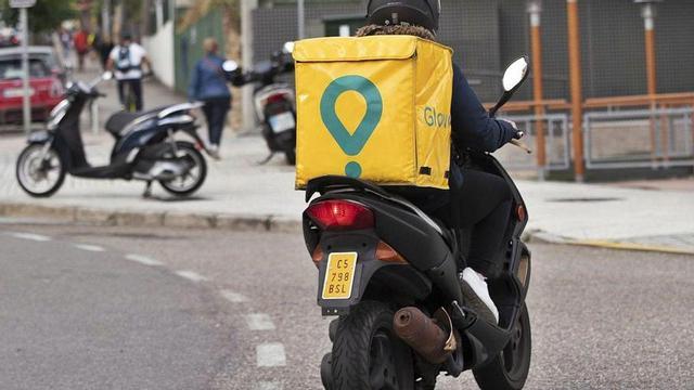 Glovo en motocicleta.