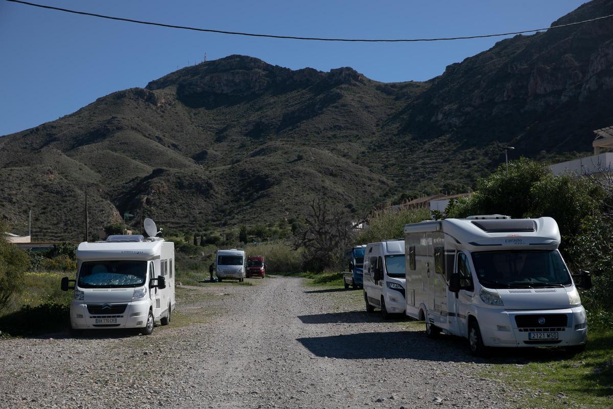 Autocaravanas estacionadas en La Azohía de Cartagena, en una fotografía tomada esta semana tras el incendio.