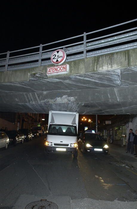 Un bus de Burgos se suma al listado de vehículos que desde hace años se quedan atrapados en el viaducto que enlaza la AP-9 con Lepanto debido a su gálibo, de solo 2,5 metros.