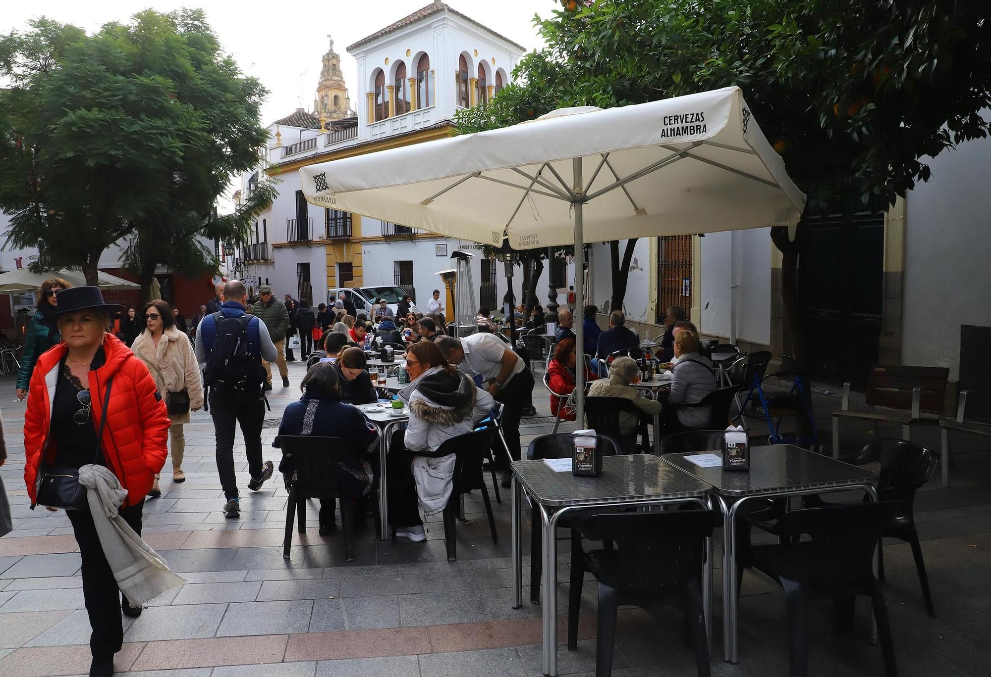 Turistas y cordobeses se echan a la calle