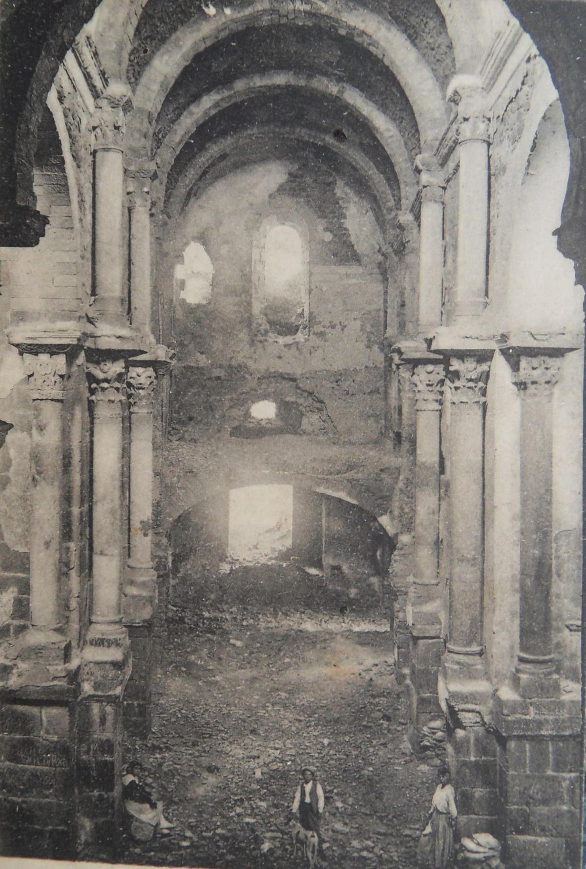 L'interior d'un Sant Pere de Rodes abandonat i on l'espoli no s'havia consumat del tot.