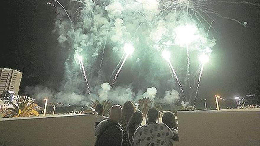 Orpesa recibe a los turistas bajo el fuego del clásico castillo acuático