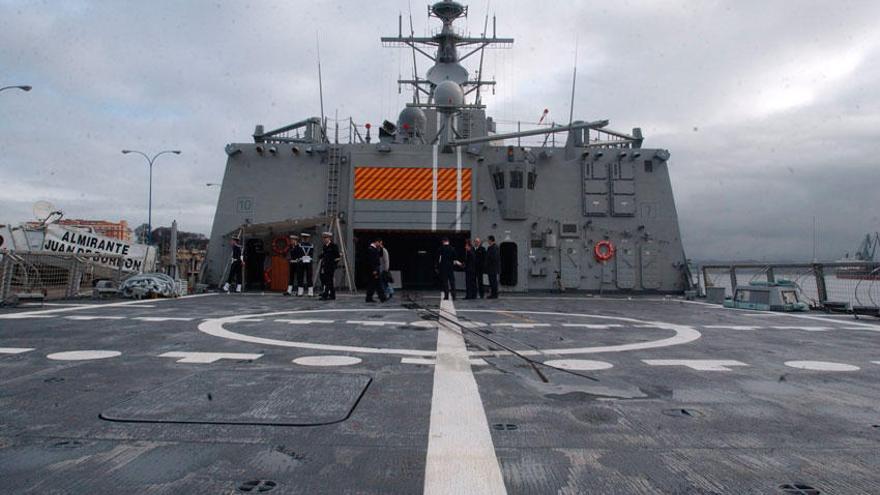 Vista de la fragata &#039;Almirante Juan de Borbón&#039; atracada durante su escala en el puerto de A Coruña.