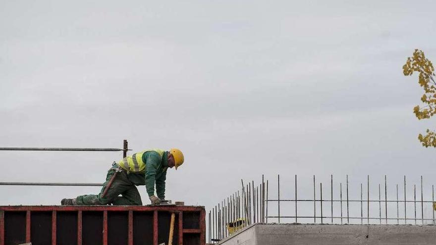 Un operario de la construcción, durante su jornada laboral en Ourense. // Brais Lorenzo