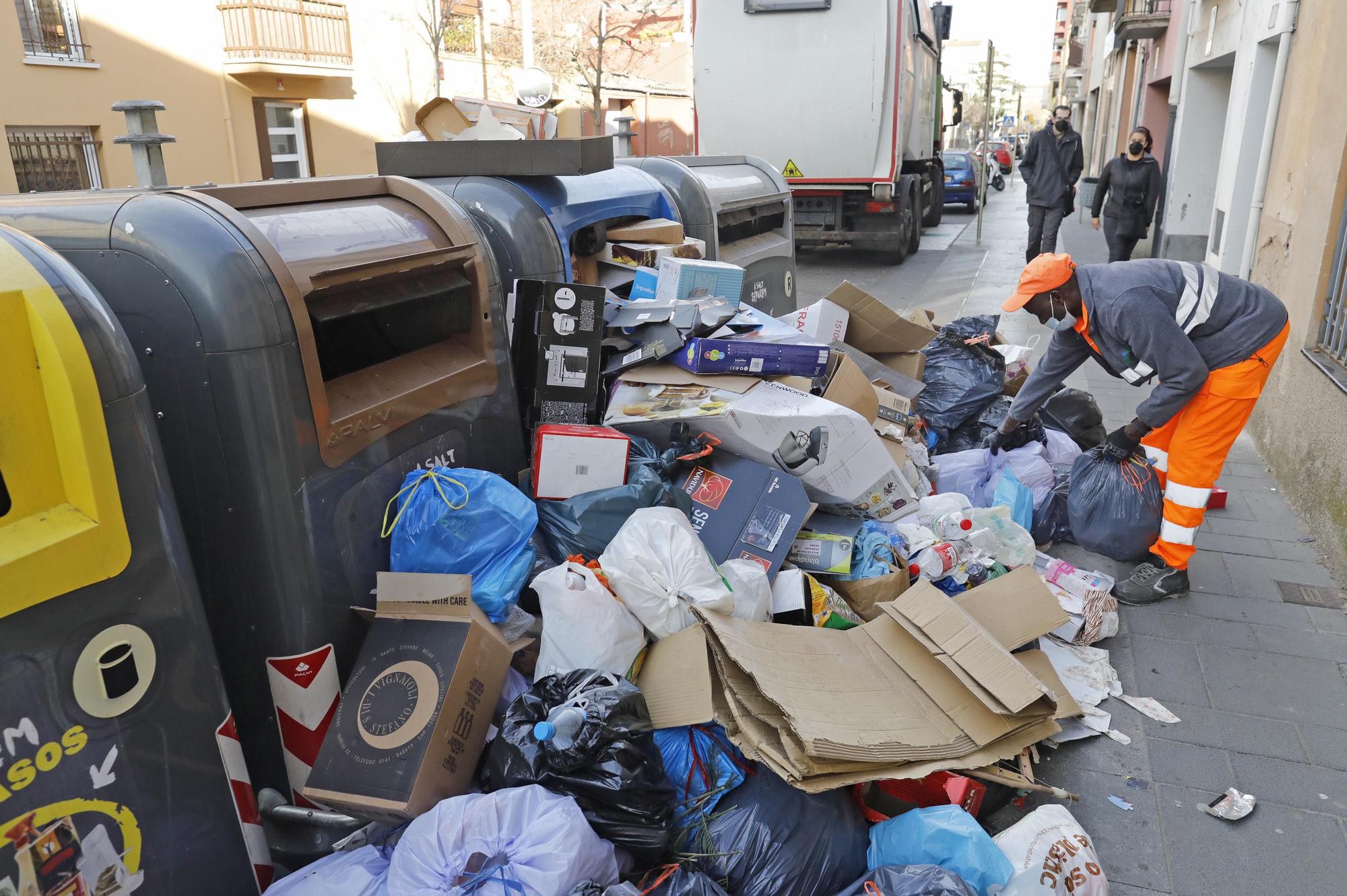 Salt exigeix retirar la brossa acumulada a les illes de contenidors que causen problemes de mobilitat i salubritat