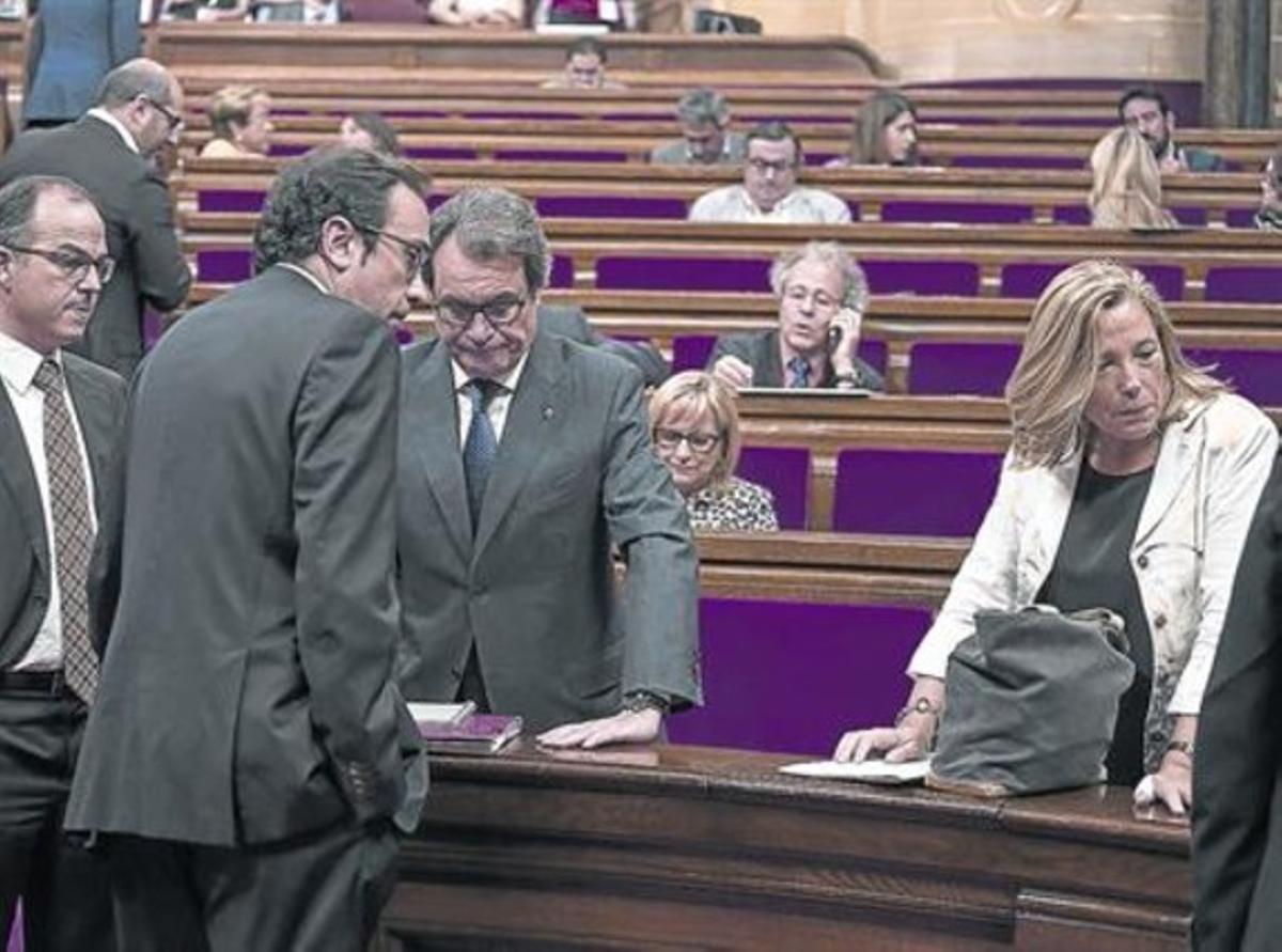 Turull (a l’esquerra), Rull i Mas, dialoguen ahir al Parlament a escassa distància d’Ortega.