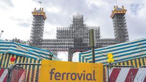 Imagen de archivo del montaje de la portada de la Feria de Abril, ejecutada por Ferrovial en 2023