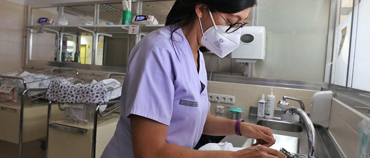 Aure Carbonell realiza su labor en la Unidad de Neonatos del Hospital General de Elche.