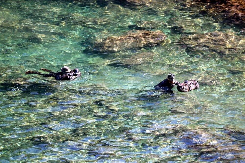 L''Exèrcit i la Guàrdia Civil fan un exercici d''assalt a la costa de l''Escala