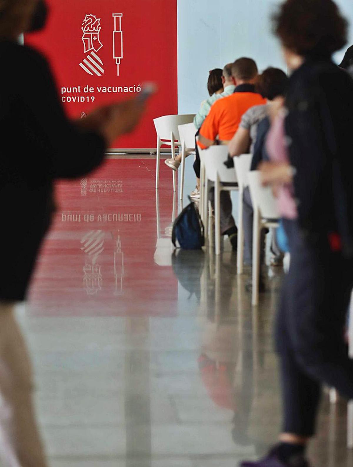 Sala de espera en el vacunódromo  de la Ciudad de las Artes