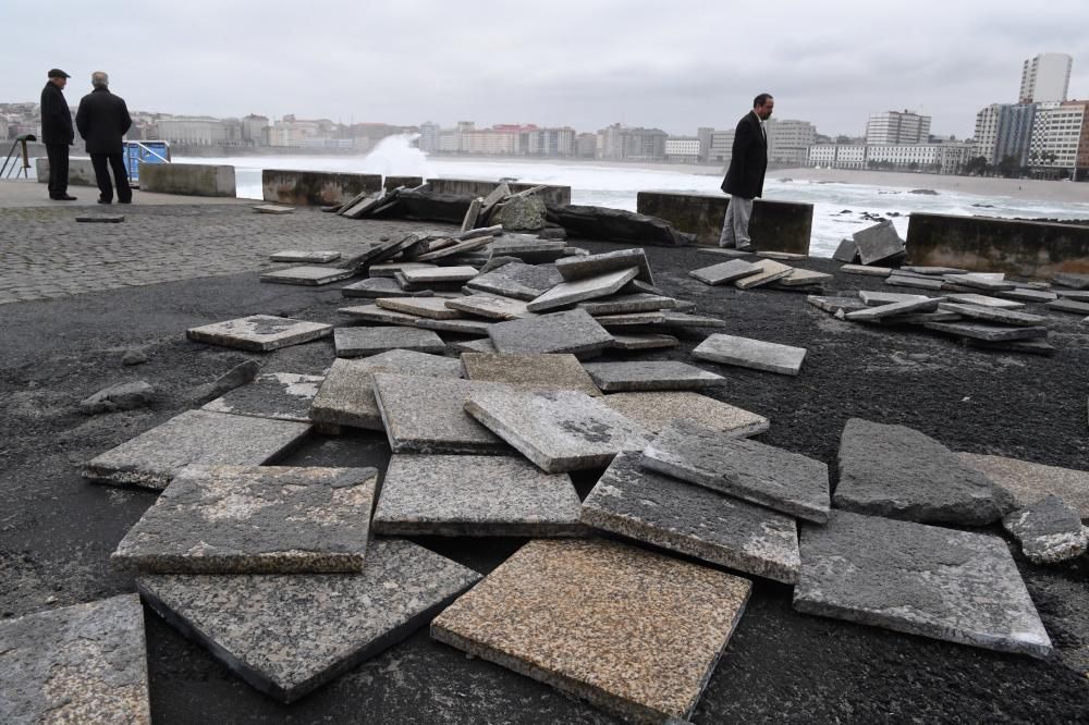 Daños en A Coruña por las olas en alerta roja