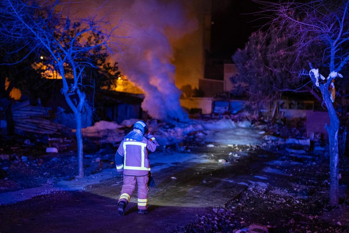 Los bomberos tuvieron que trabajar durante horas para apagar las llamas y controlar los rescoldos en el recinto del antiguo instituto B9 de Badalona