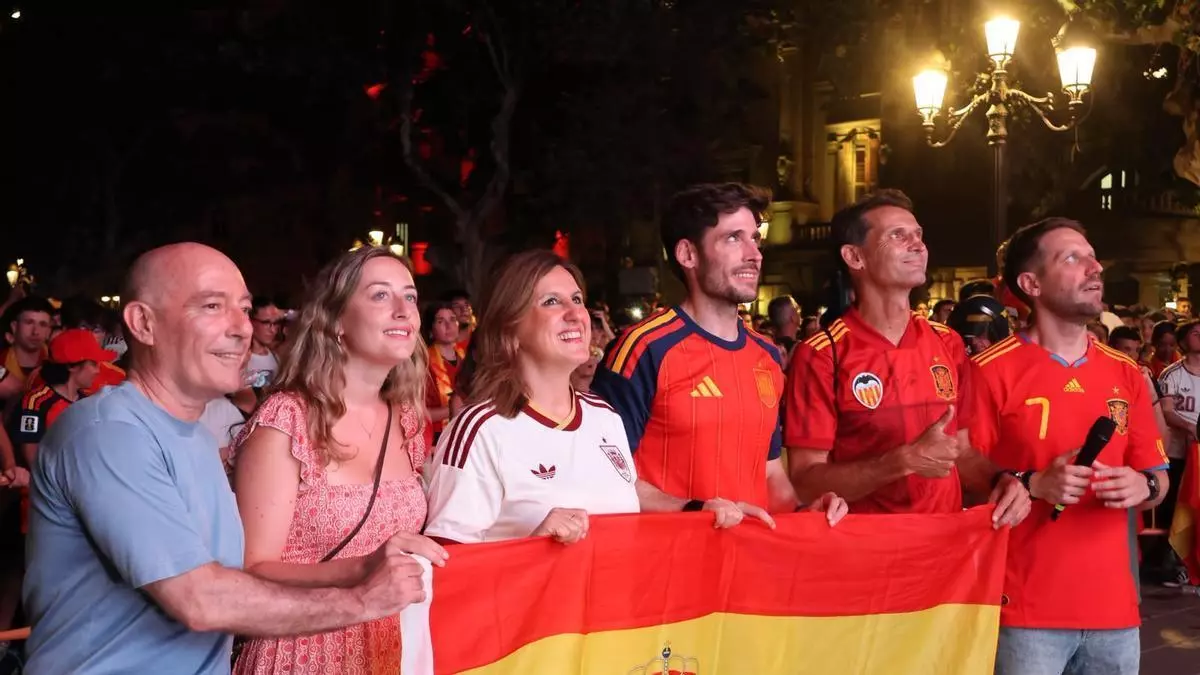 María José Catalá celebra en la plaza del Ayuntamiento el título mundial de España
