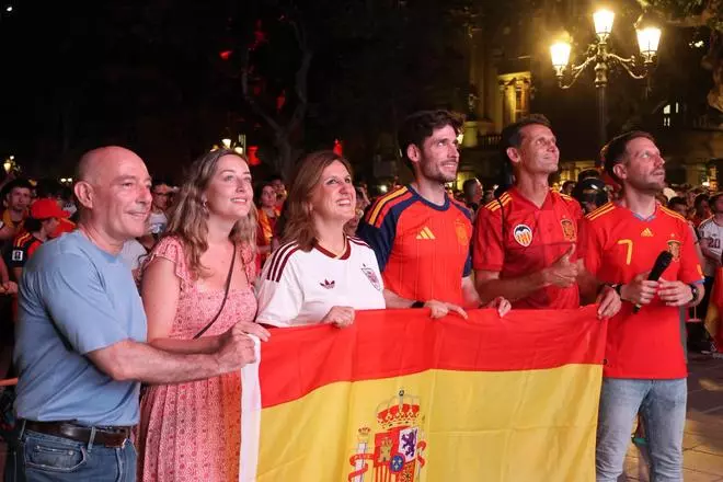 Así está viviendo la plaza del Ayuntamiento de València la final del Mundial de España