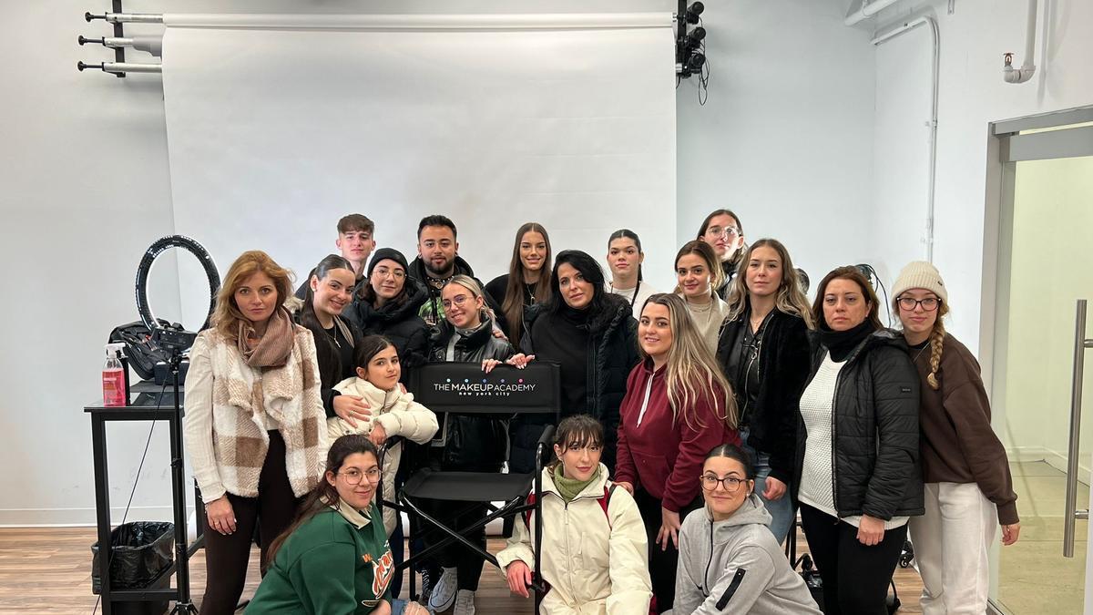 La malagueña Patricia Santos, elegida tres veces Mejor Docente de España, con sus alumnas en un reto que las llevó a Nueva York.