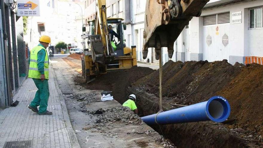 Obras, ayer, para instalar las nuevas tuberías en la avenida de Vigo. // Bernabé/ Adrián Rei