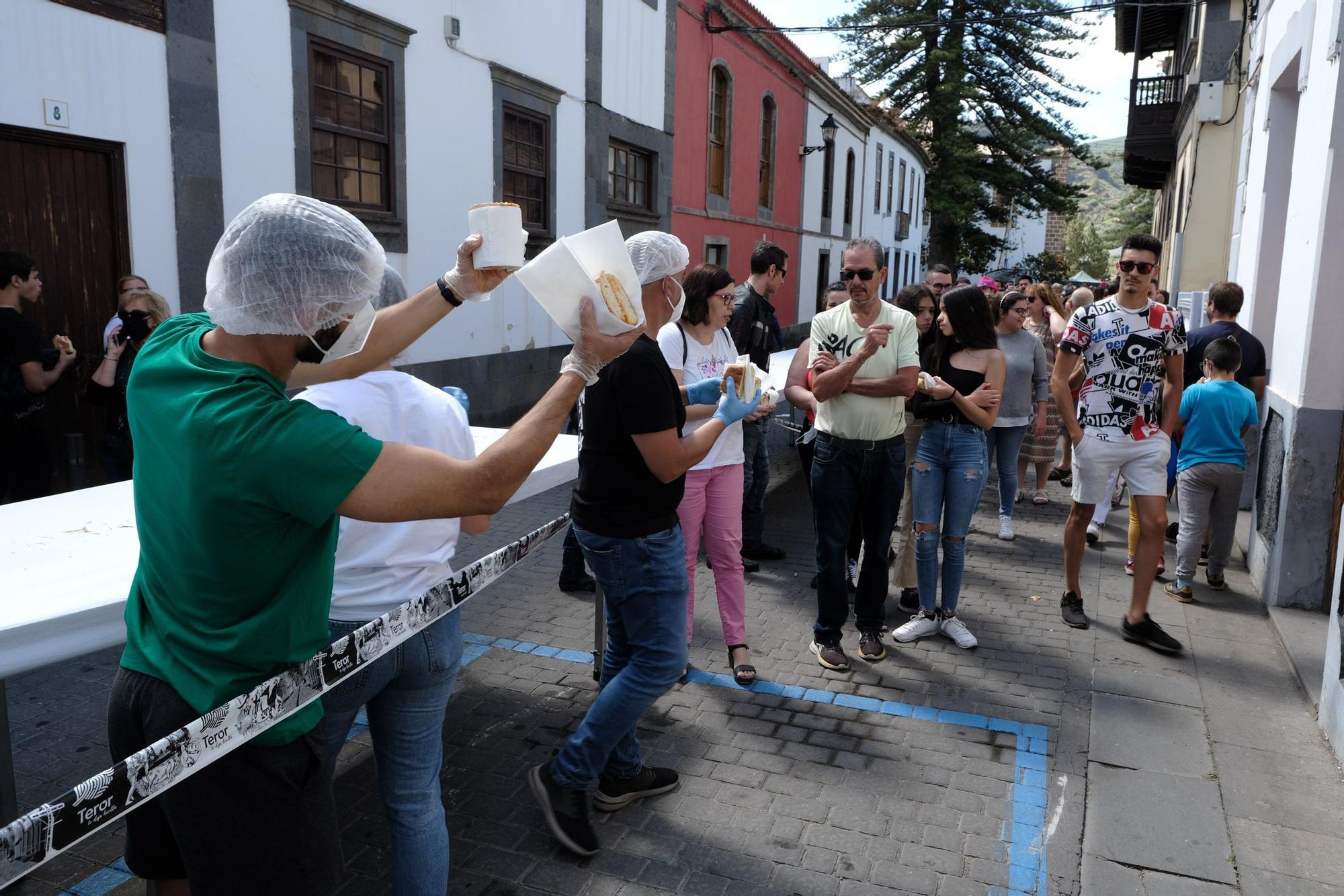 Teror elabora el bocadillo de chorizo más largo de su historia