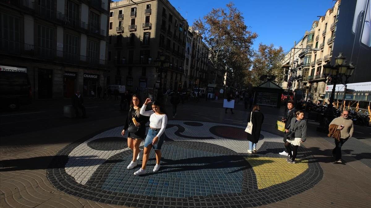 El mosaico de Miró, en el centro de la Rambla.