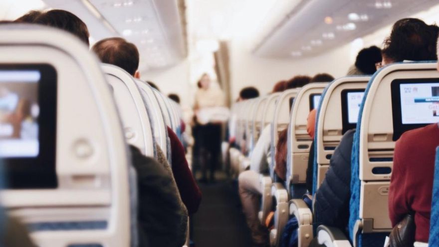 Two passengers forced to divert a plane that was going to the Canary Islands for “drinking too much”, smoking and urinating on the seats