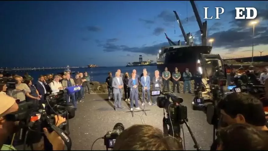 Los ministros en el Puerto de Granadilla, por el crucero con el brote de hantavirus