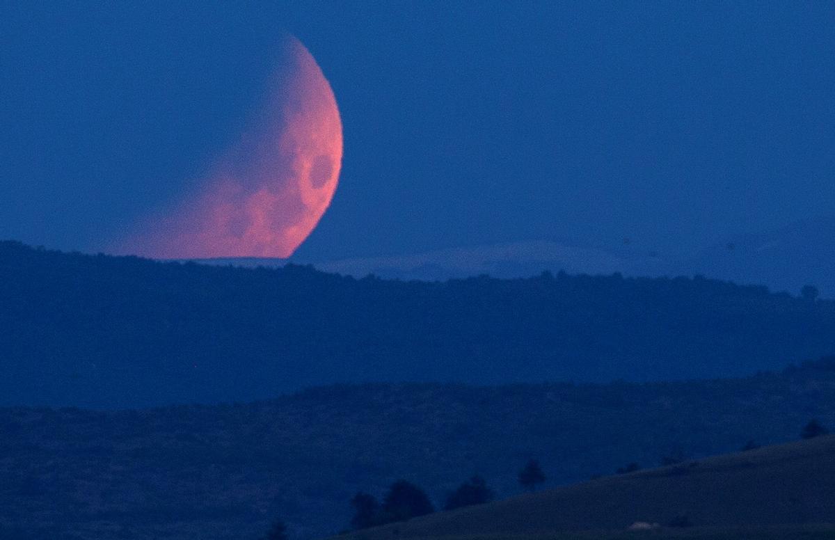 La Luna vista durante el eclipse, en Skopje.