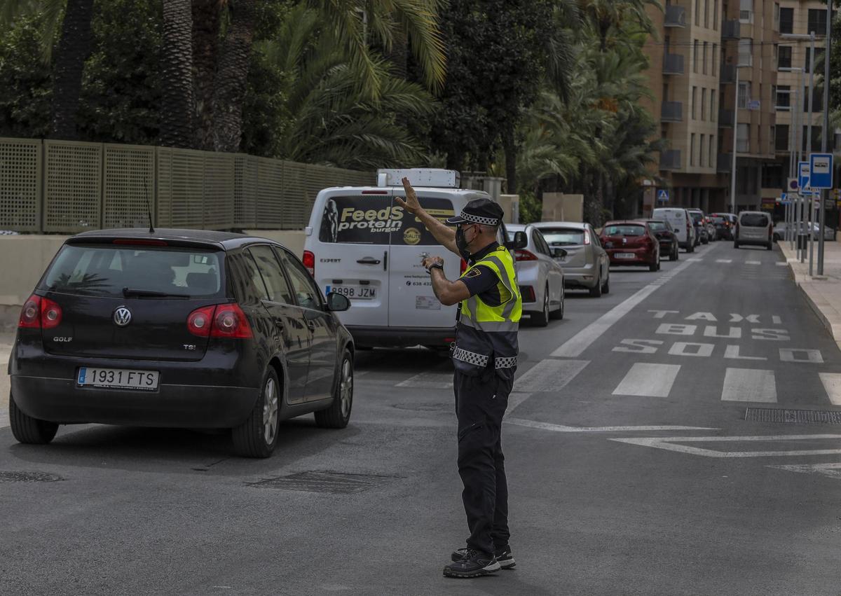 Tráfico en la calle Virgen de la Cabeza, en el centro de Elche