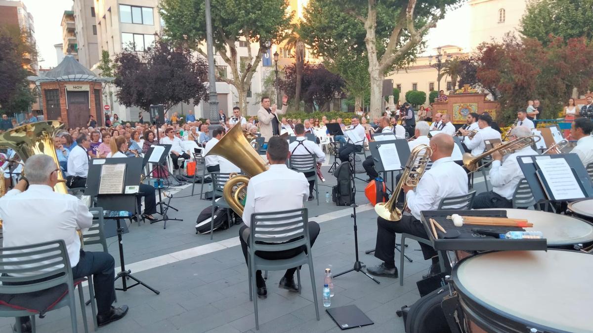 La Banda Municipal de Música de Badajoz durante un concierto en el paseo de San Francisco.