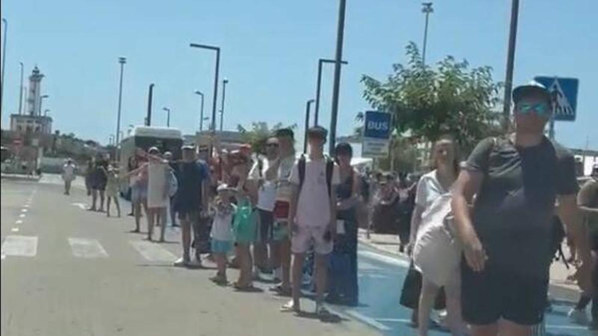 Cruceristas invadiendo el carril de circulación en es Botafoc para reclamar los servicios de un taxi.