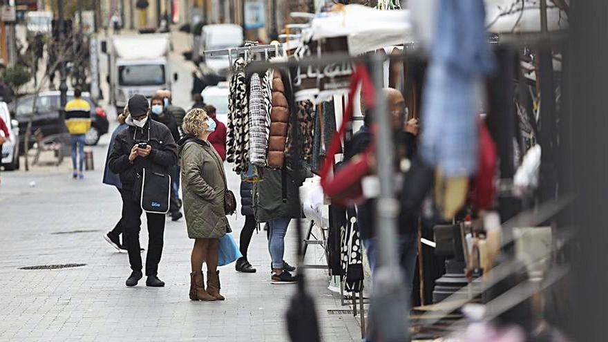 Clientes observando los puestos ambulantes, ayer, en La Cámara. | R. S.