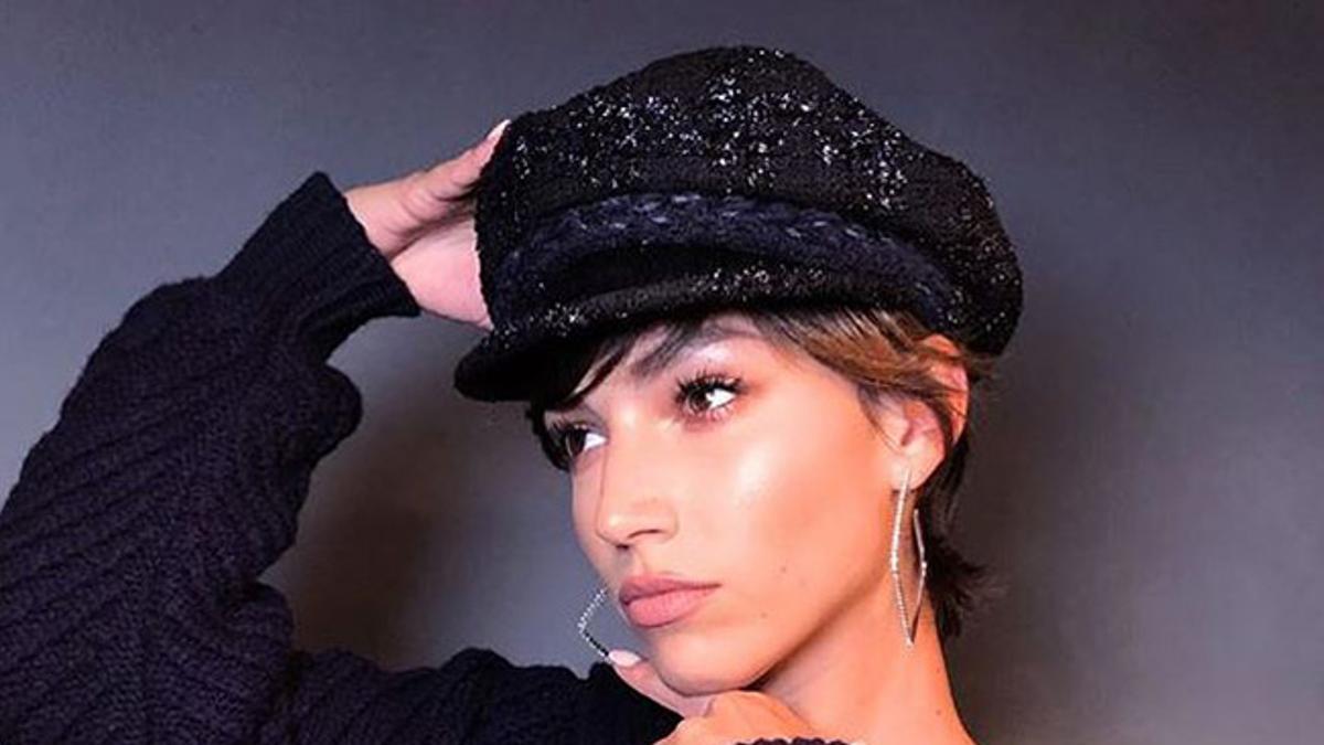 Úrsula Corberó con gorra parisina brillante