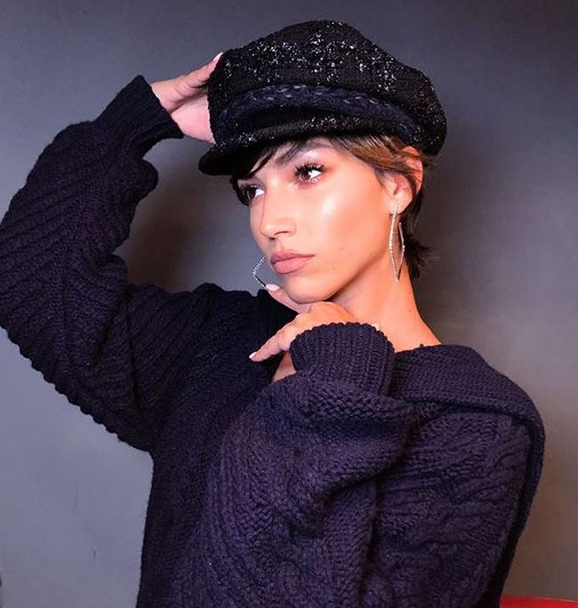 Úrsula Corberó con gorra parisina brillante