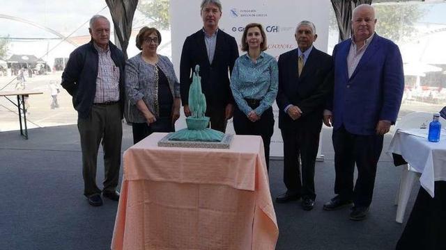 El acto en el que se dio lectura al fallo del Premio Lola Torres y la escultura para el ganador. // Muñiz